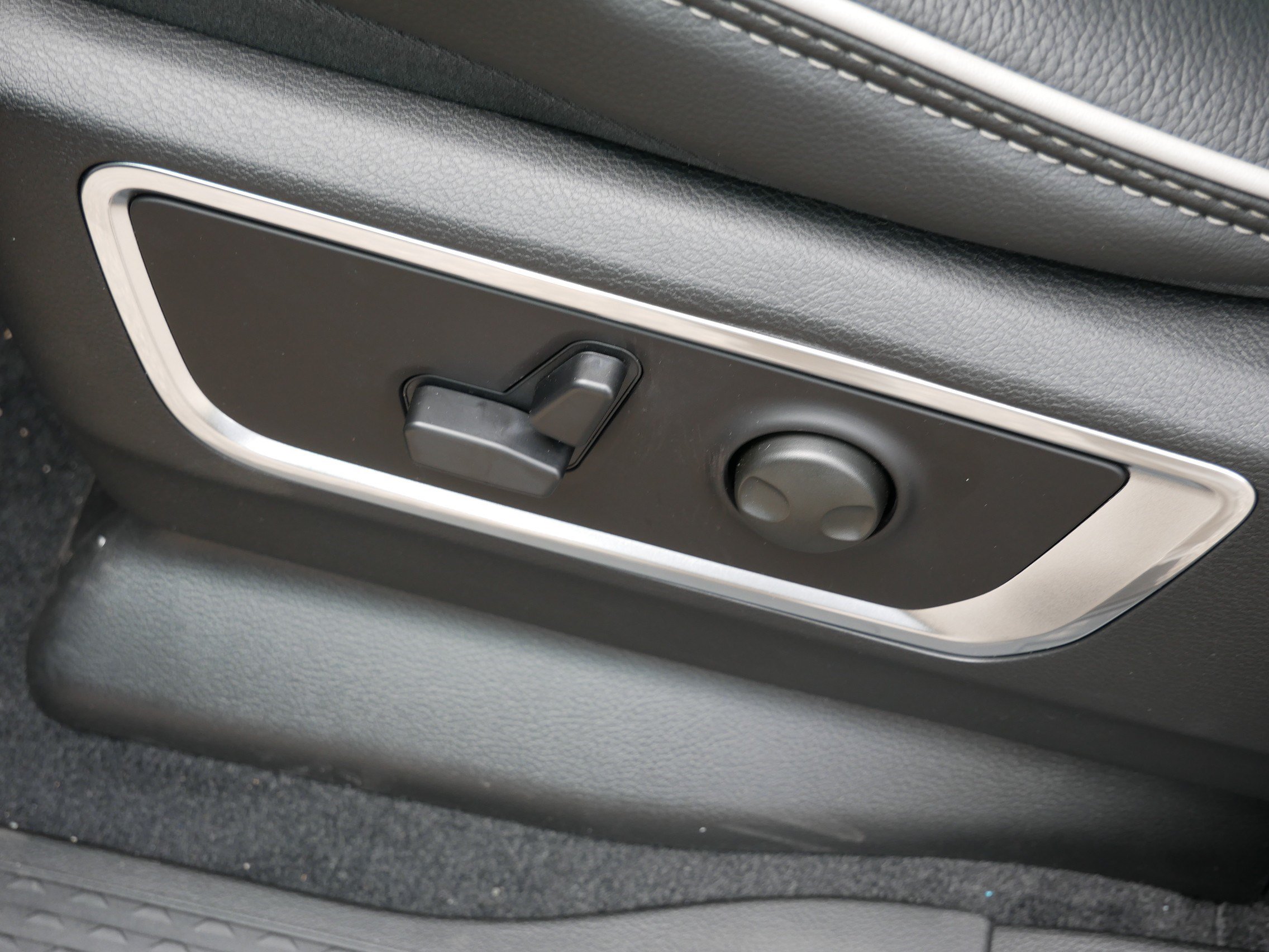 New 2026 RAM 1500 Laramie w/ Night Edition AWD/4WD image 13