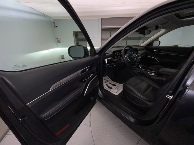 Used 2024 Kia Telluride EX w/ EX Captain's Chair Package image 11