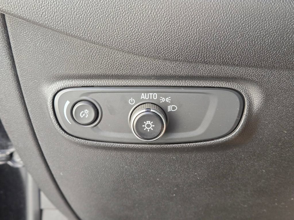 Used 2021 Chevrolet Equinox LS w/ LS Convenience Package image 29