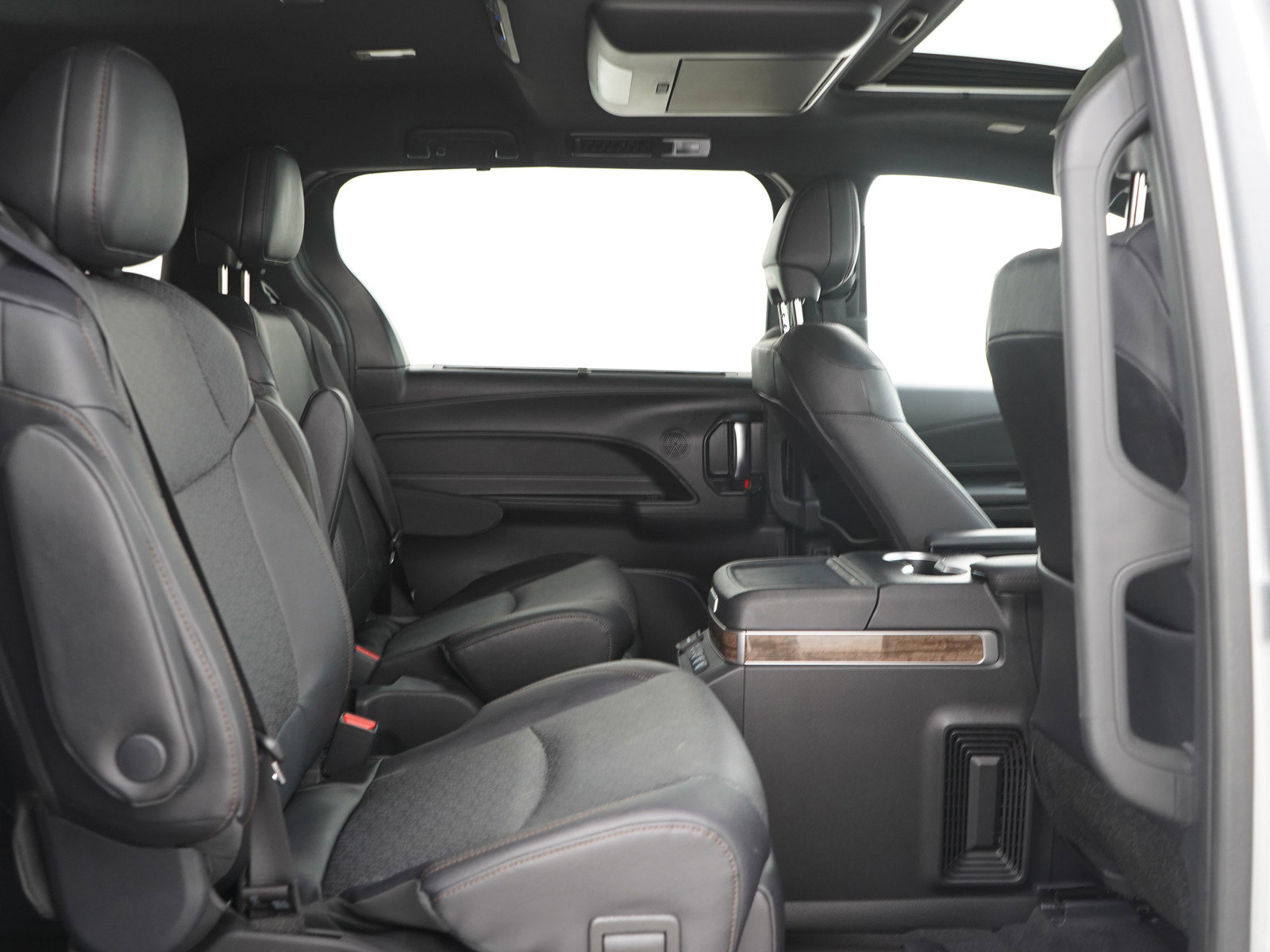 Used 2025 Toyota Sienna Platinum AWD/4WD image 14