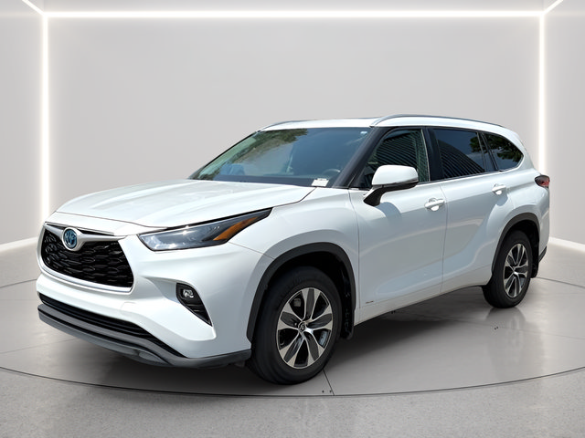 Used 2022 Toyota Highlander XLE AWD/4WD image 1