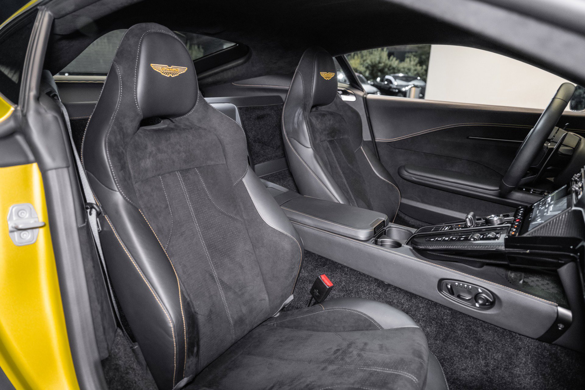 Used 2025 Aston Martin V8 Vantage Coupe image 16