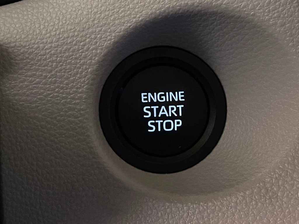 Used 2025 Toyota Corolla Cross LE image 27