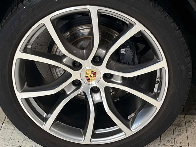 Used 2023 Porsche Cayenne w/ Premium Package image 14