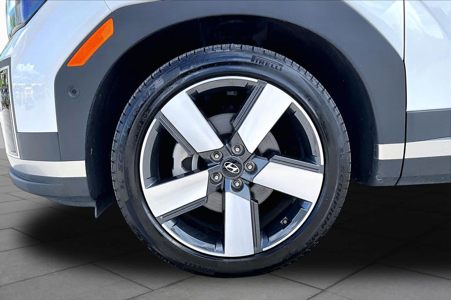 Used 2025 Hyundai Santa Fe Limited AWD/4WD image 11