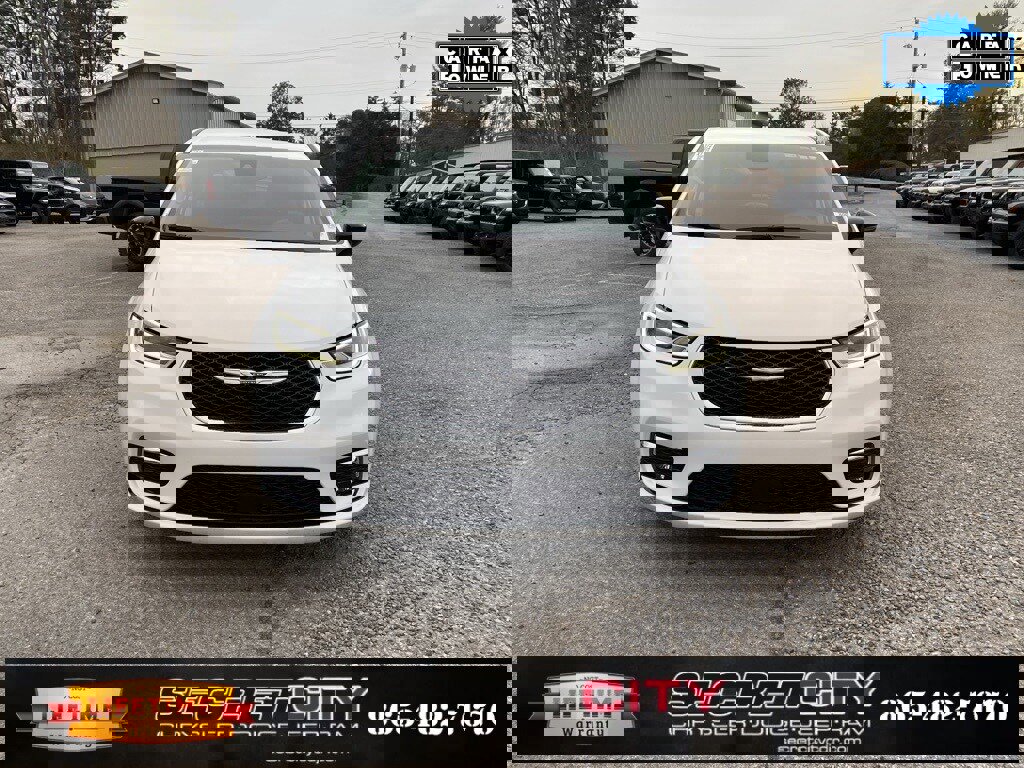 Used 2024 Chrysler Pacifica Touring-L image 2