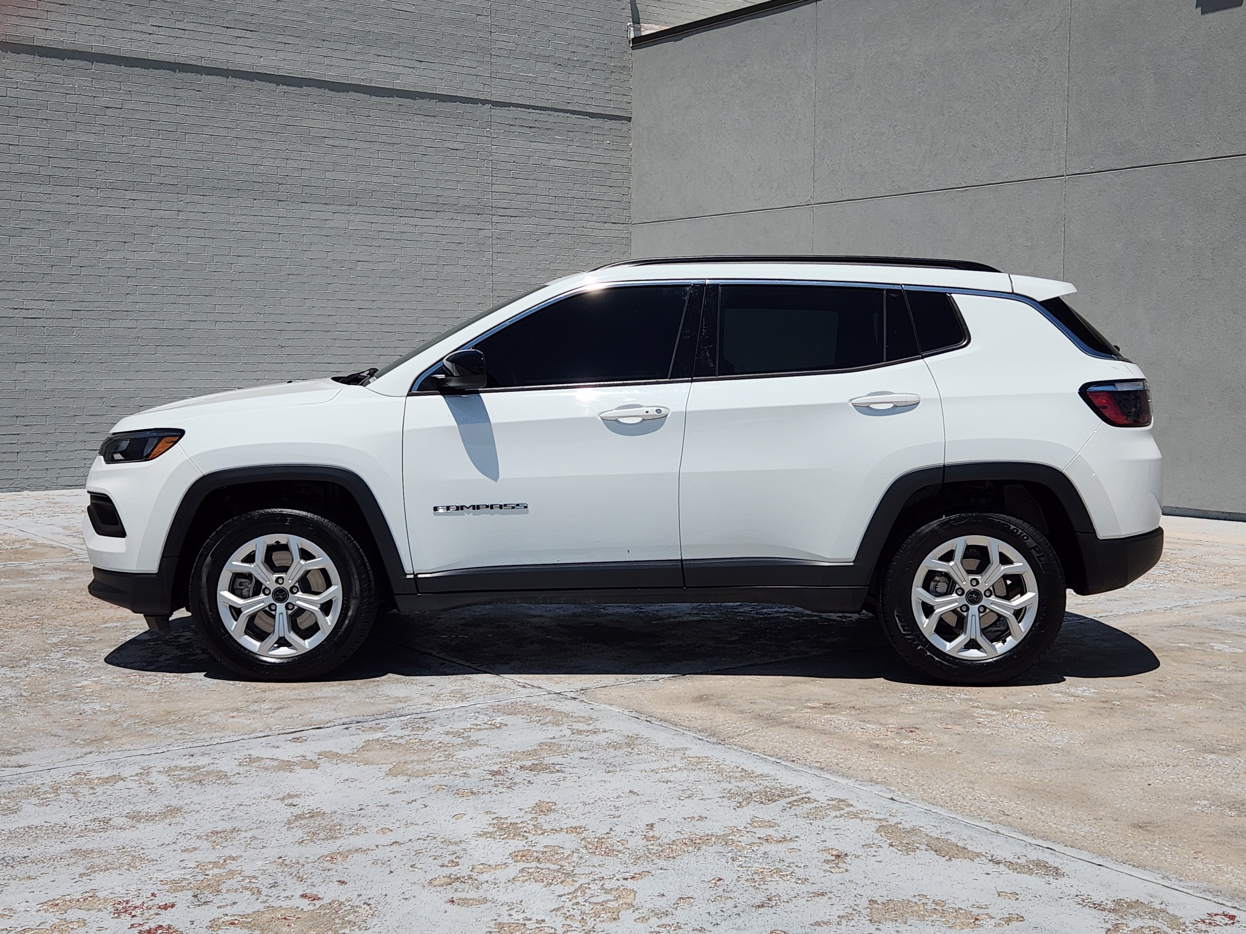 Used 2025 Jeep Compass Latitude AWD/4WD image 5