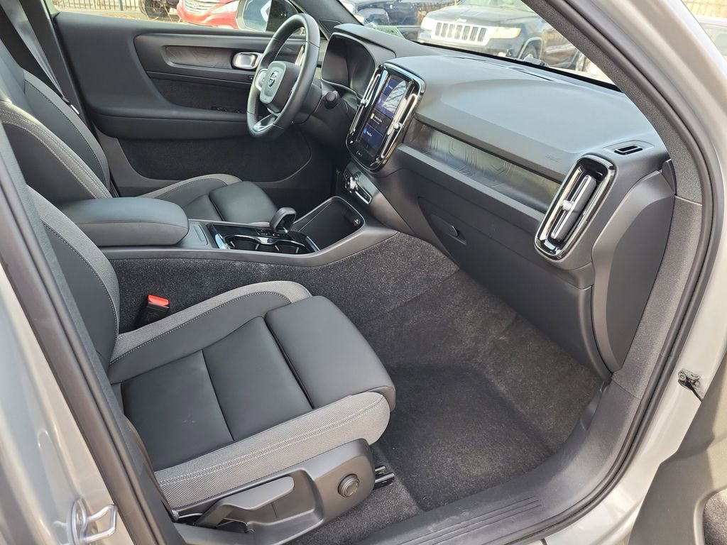 Used 2023 Volvo C40 Recharge Core image 15