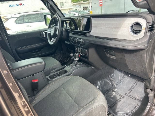 Used 2025 Jeep Wrangler Sahara image 39