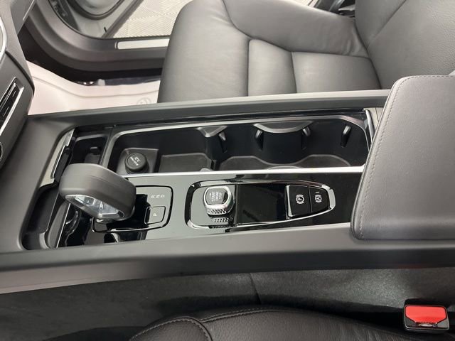 Used 2025 Volvo XC60 B5 Plus image 28