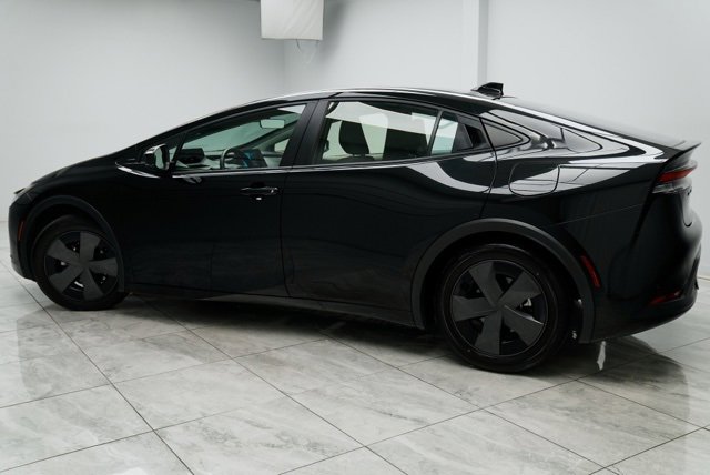 Used 2024 Toyota Prius LE image 3