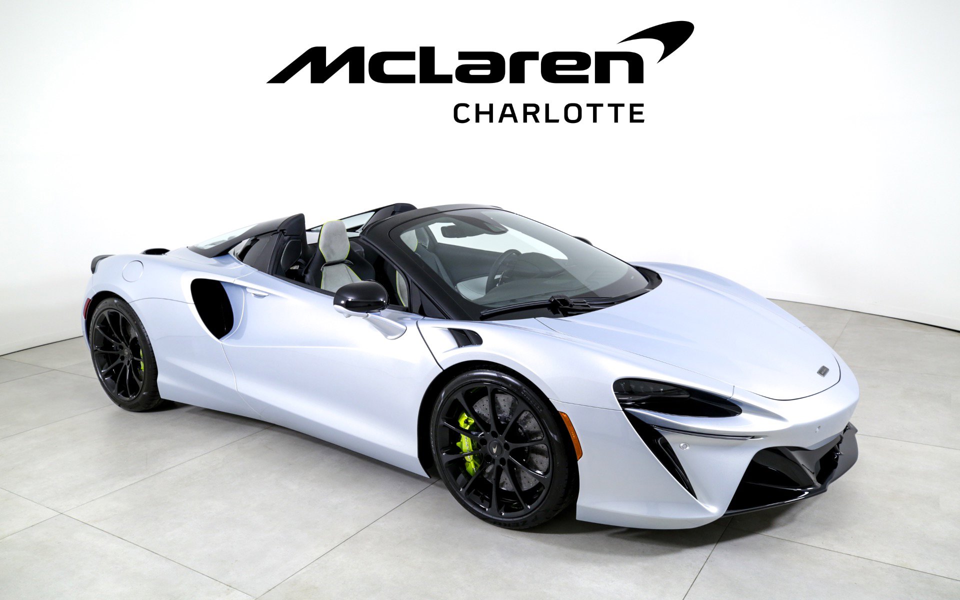 Used 2025 McLaren Artura Spider image 2