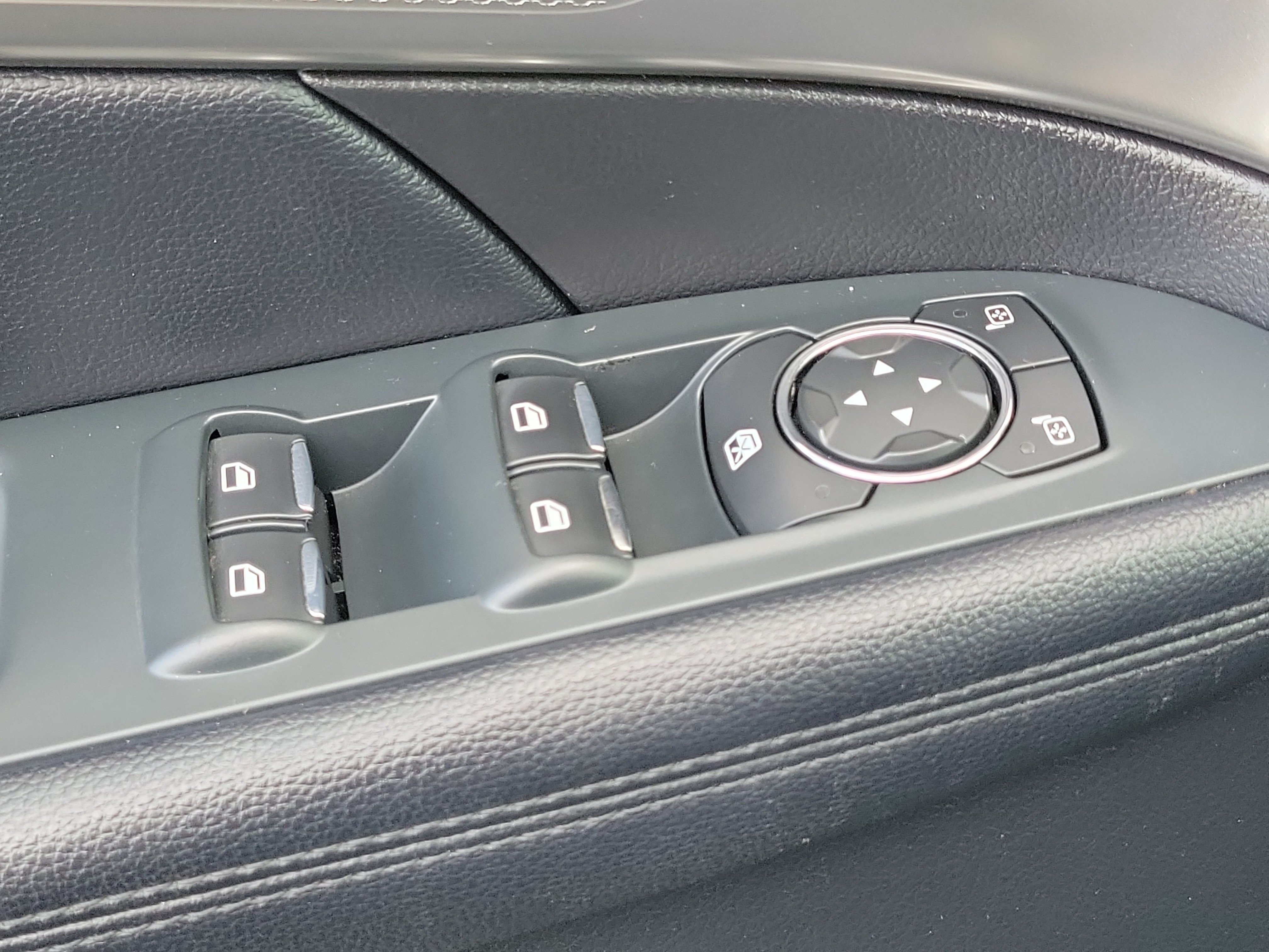 Used 2018 Ford Explorer XLT w/ Equipment Group 202A FWD image 33