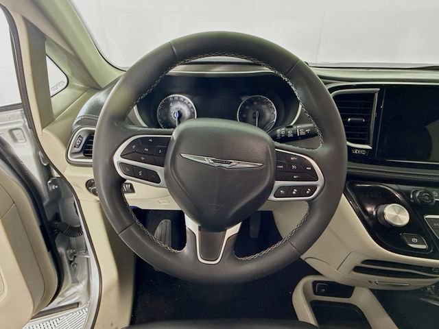 Used 2023 Chrysler Pacifica Touring-L image 11