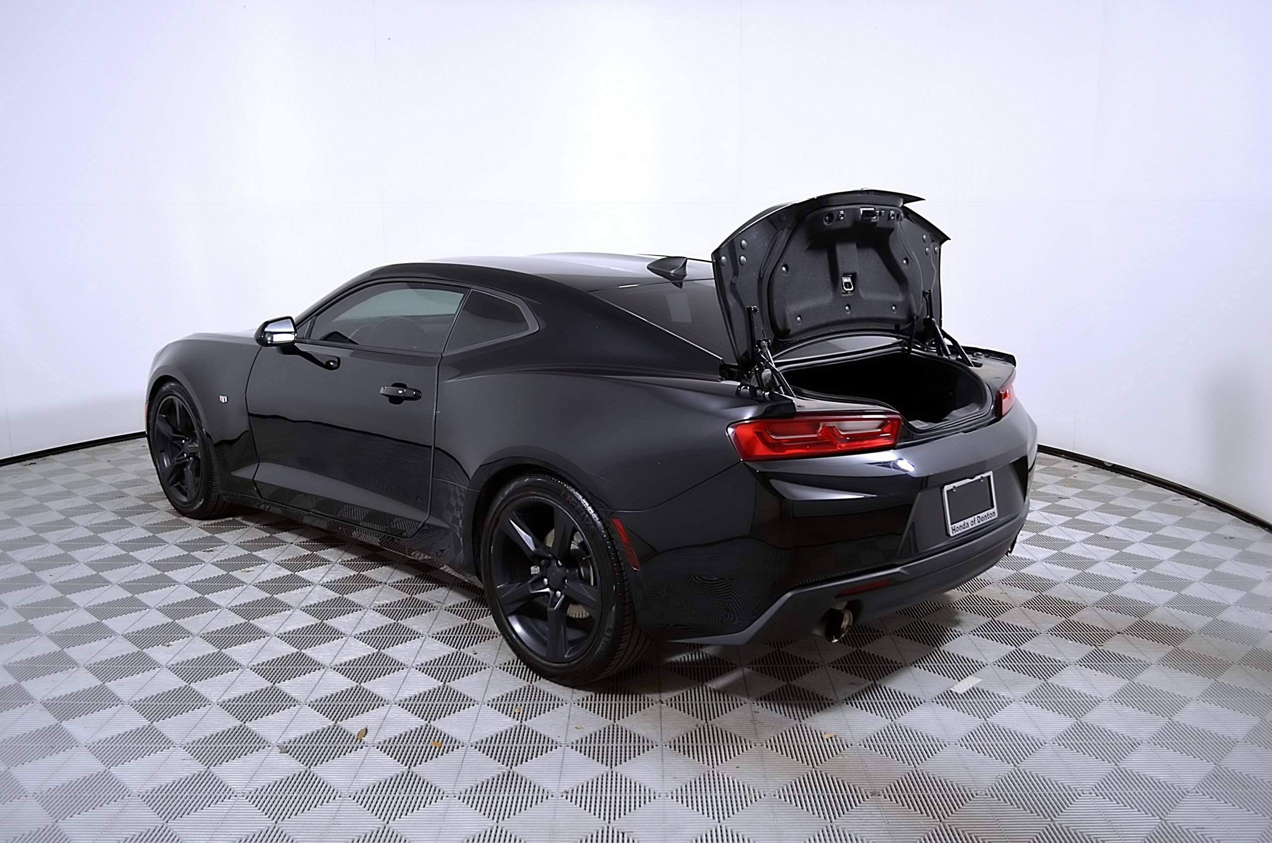 Used 2018 Chevrolet Camaro LT RWD image 10
