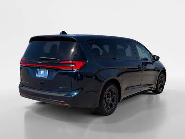 Used 2022 Chrysler Pacifica Limited w/ Uconnect Theater Family Group image 5