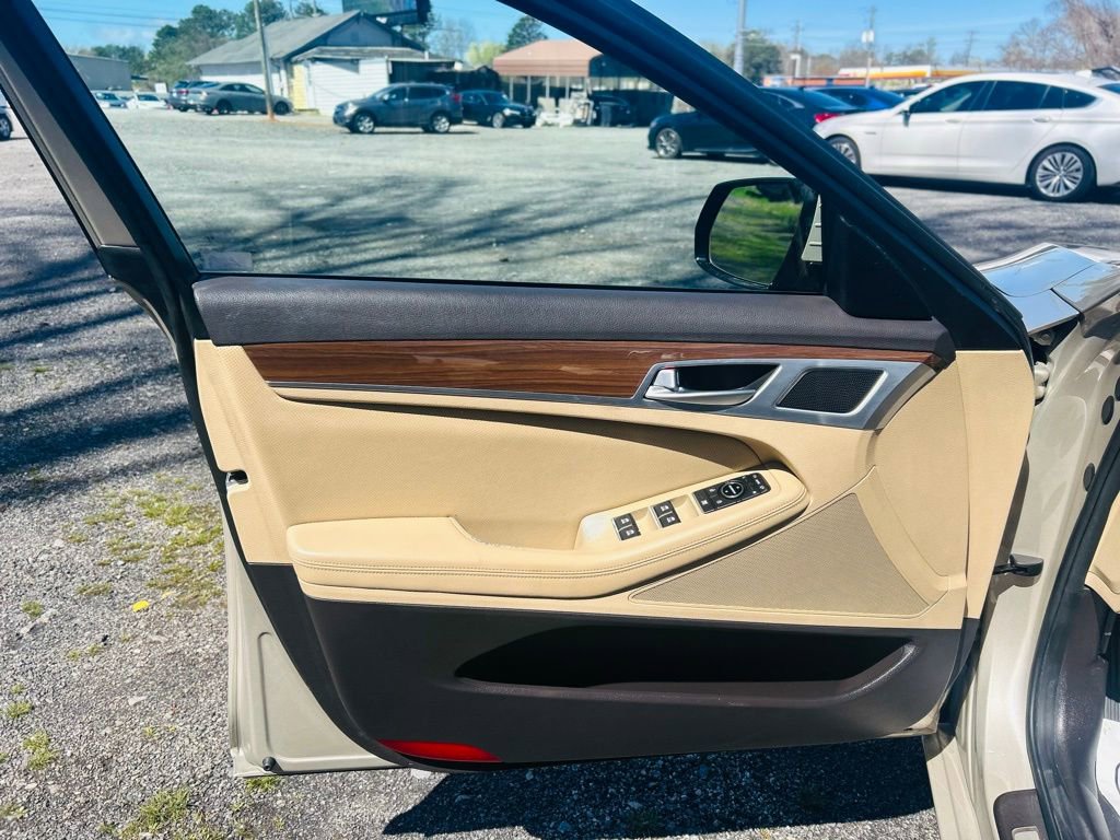 Used 2015 Hyundai Genesis 3.8 image 16