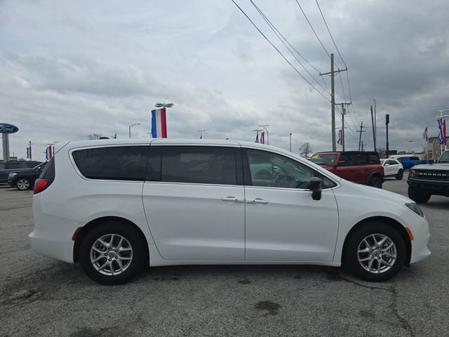 Used 2024 Chrysler Voyager LX image 4