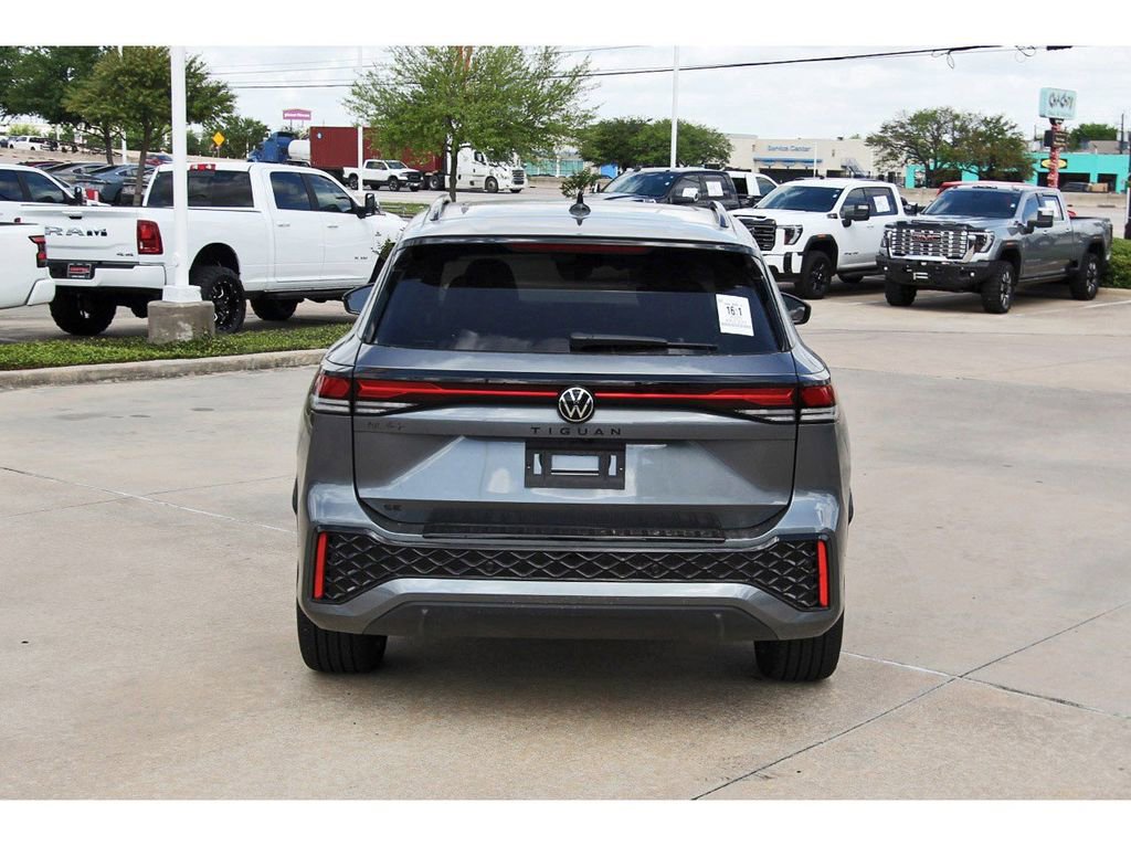 Used 2025 Volkswagen Tiguan SE R-Line image 5