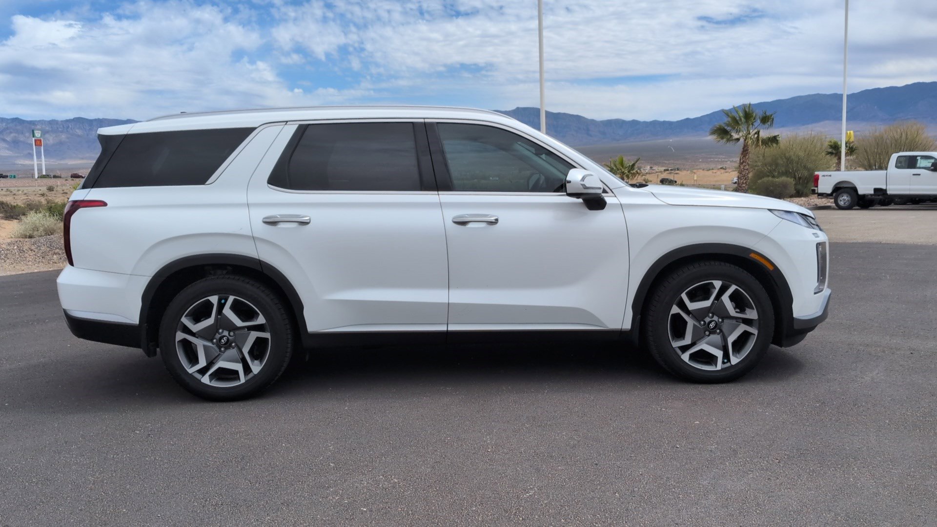 Used 2023 Hyundai Palisade SEL w/ Cargo Package FWD image 2