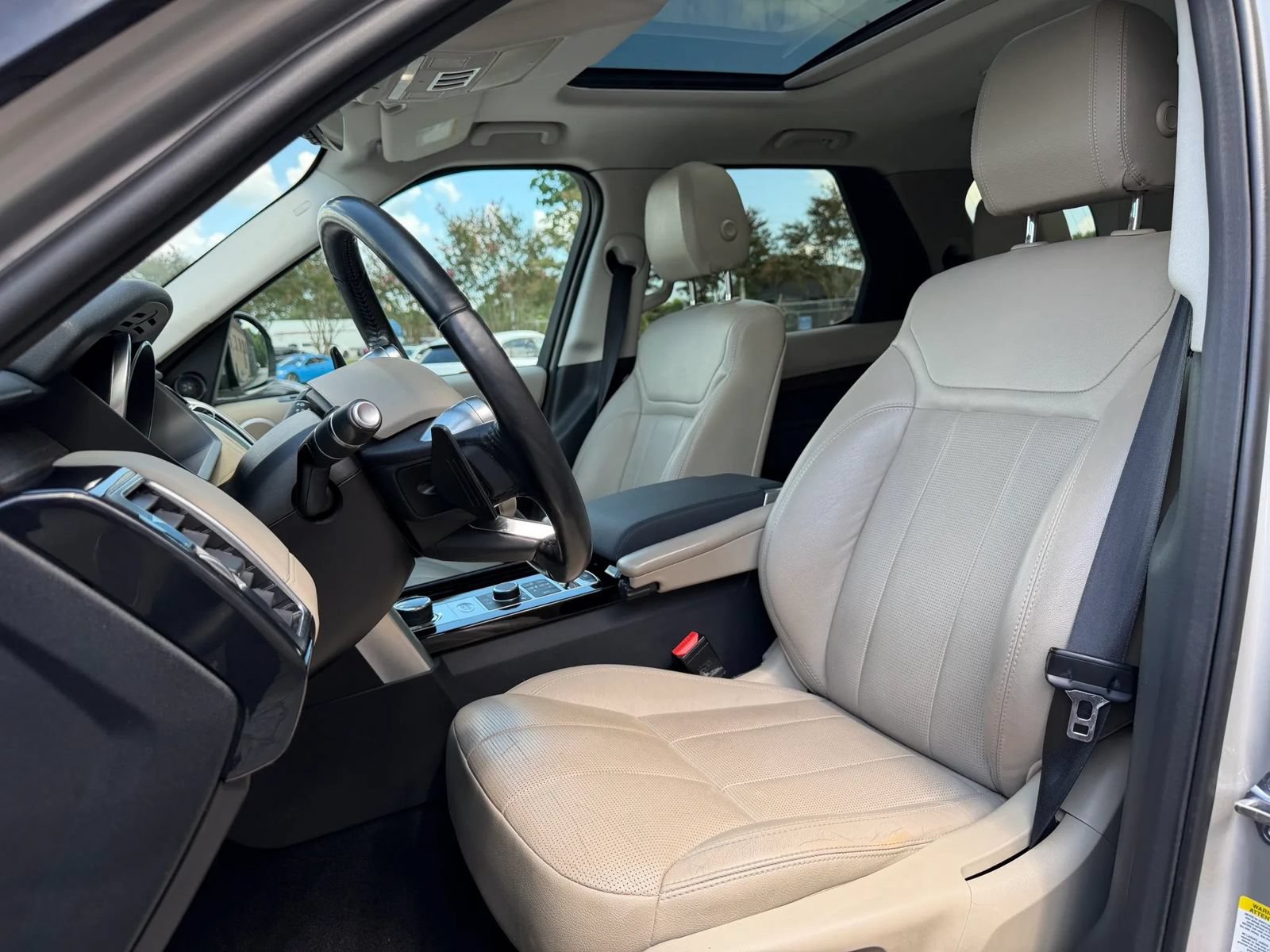 Used 2017 Land Rover Discovery HSE AWD/4WD image 22