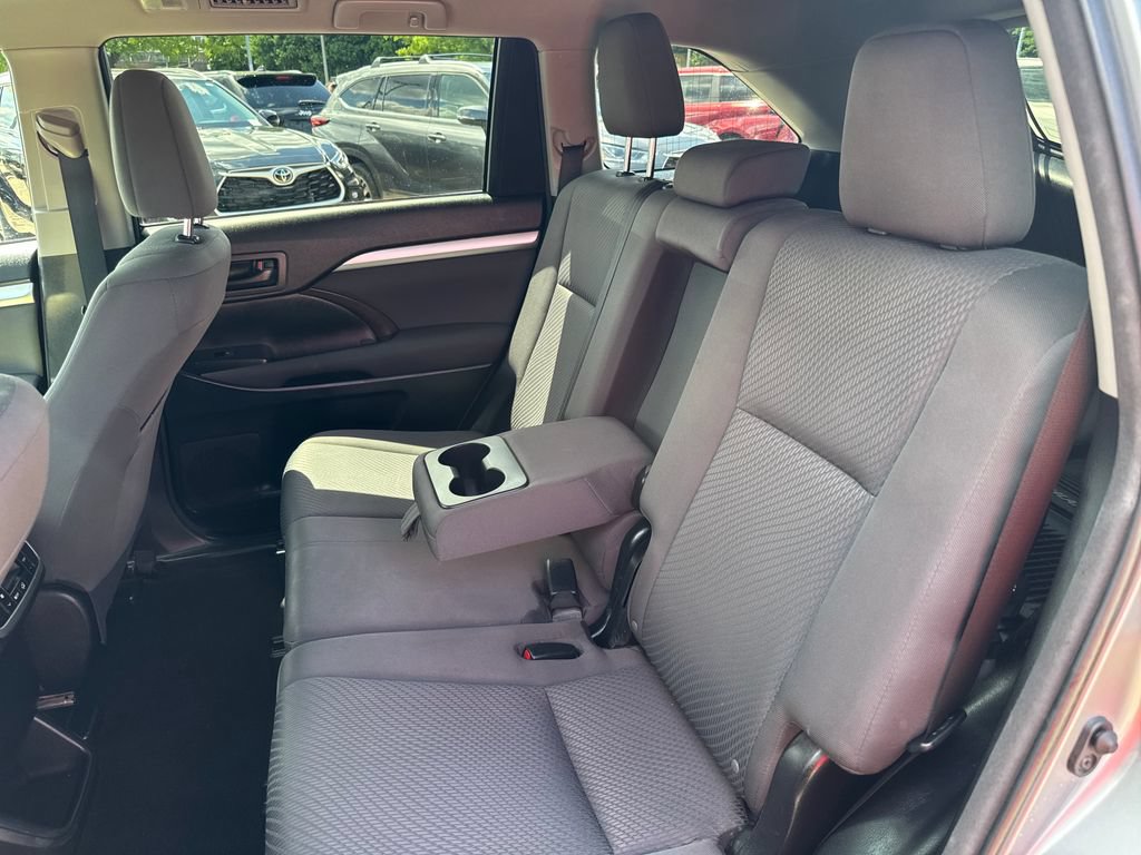 Used 2016 Toyota Highlander LE AWD/4WD image 36