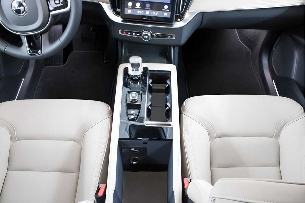Certified 2026 Volvo XC90 B6 Plus w/ Protection Package Premier AWD/4WD image 17