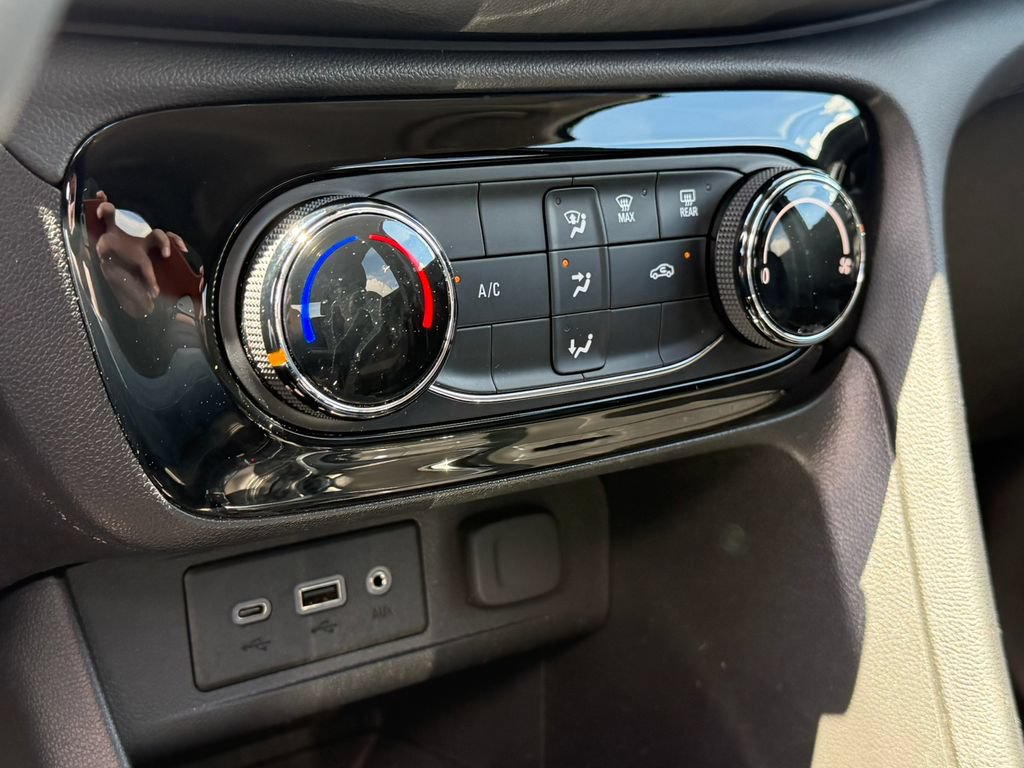 Certified 2023 Buick Encore GX Preferred FWD image 38