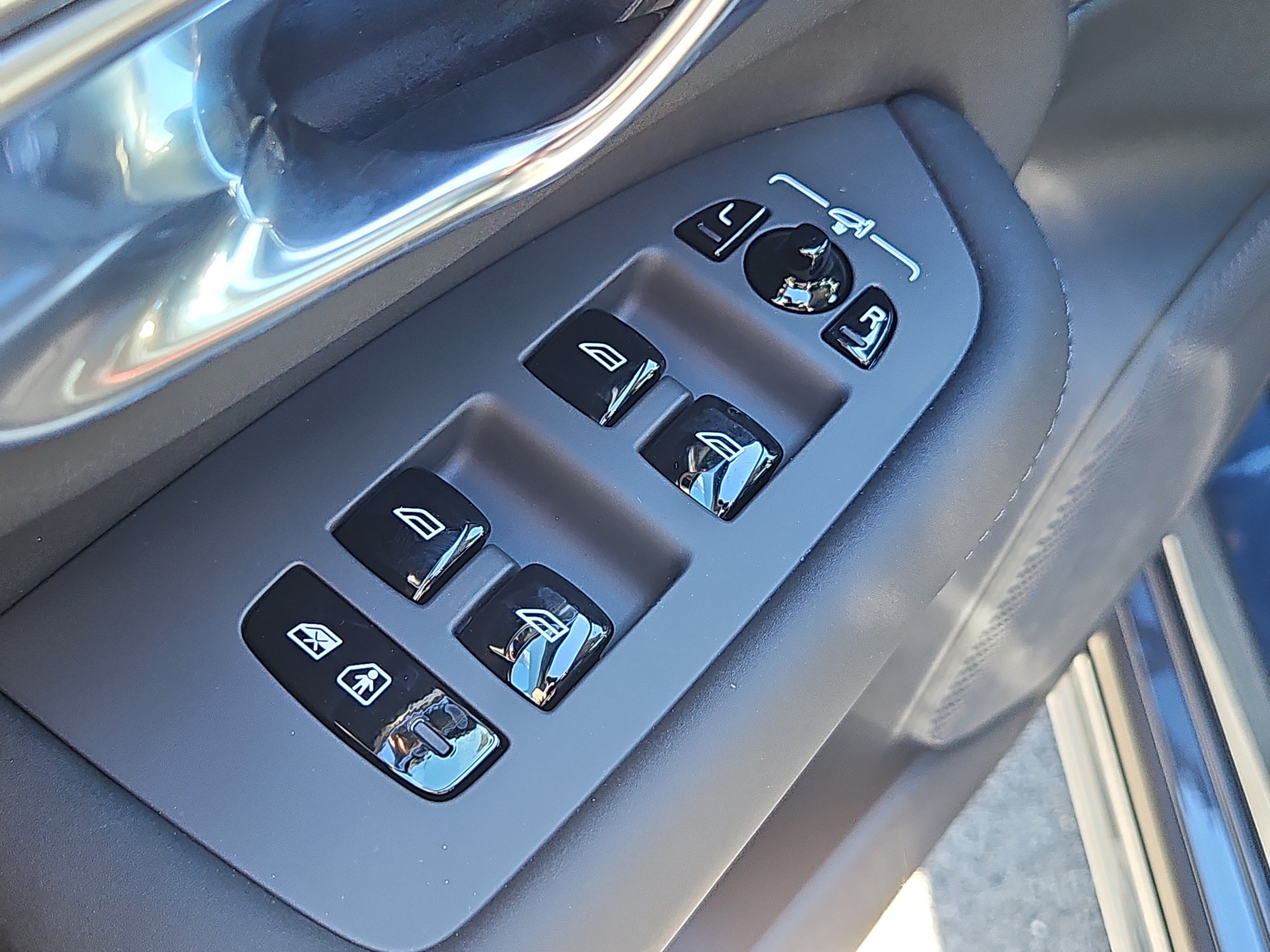 New 2027 Volvo XC90 B6 Plus AWD/4WD image 17