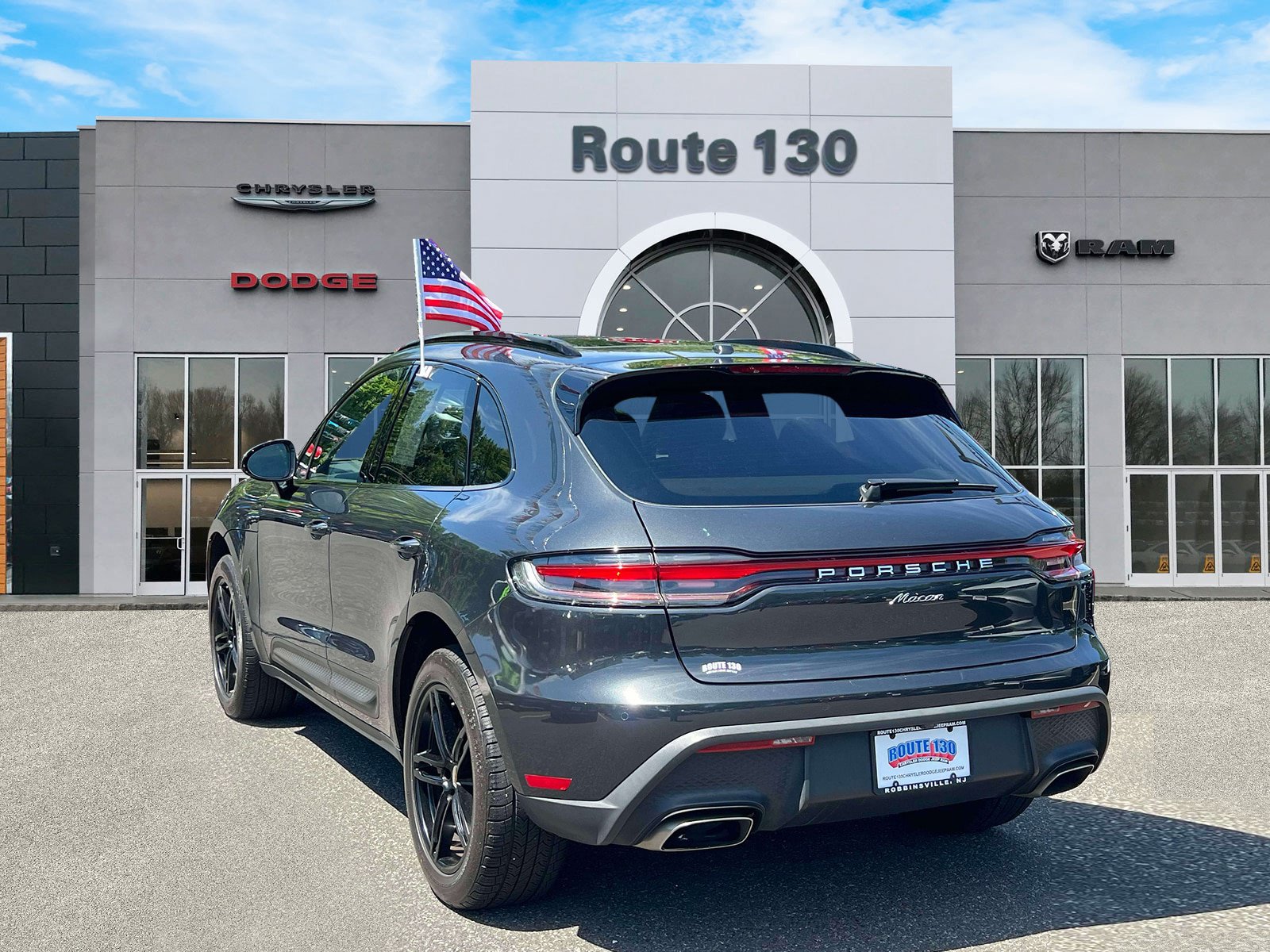 Used 2022 Porsche Macan AWD/4WD image 3