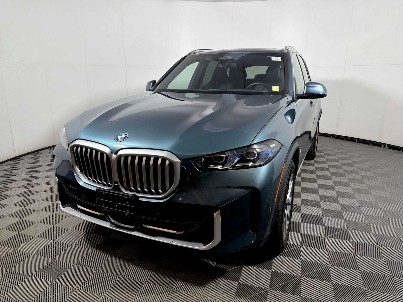 Used 2024 BMW X5 xDrive40i w/ Premium Package AWD/4WD image 3