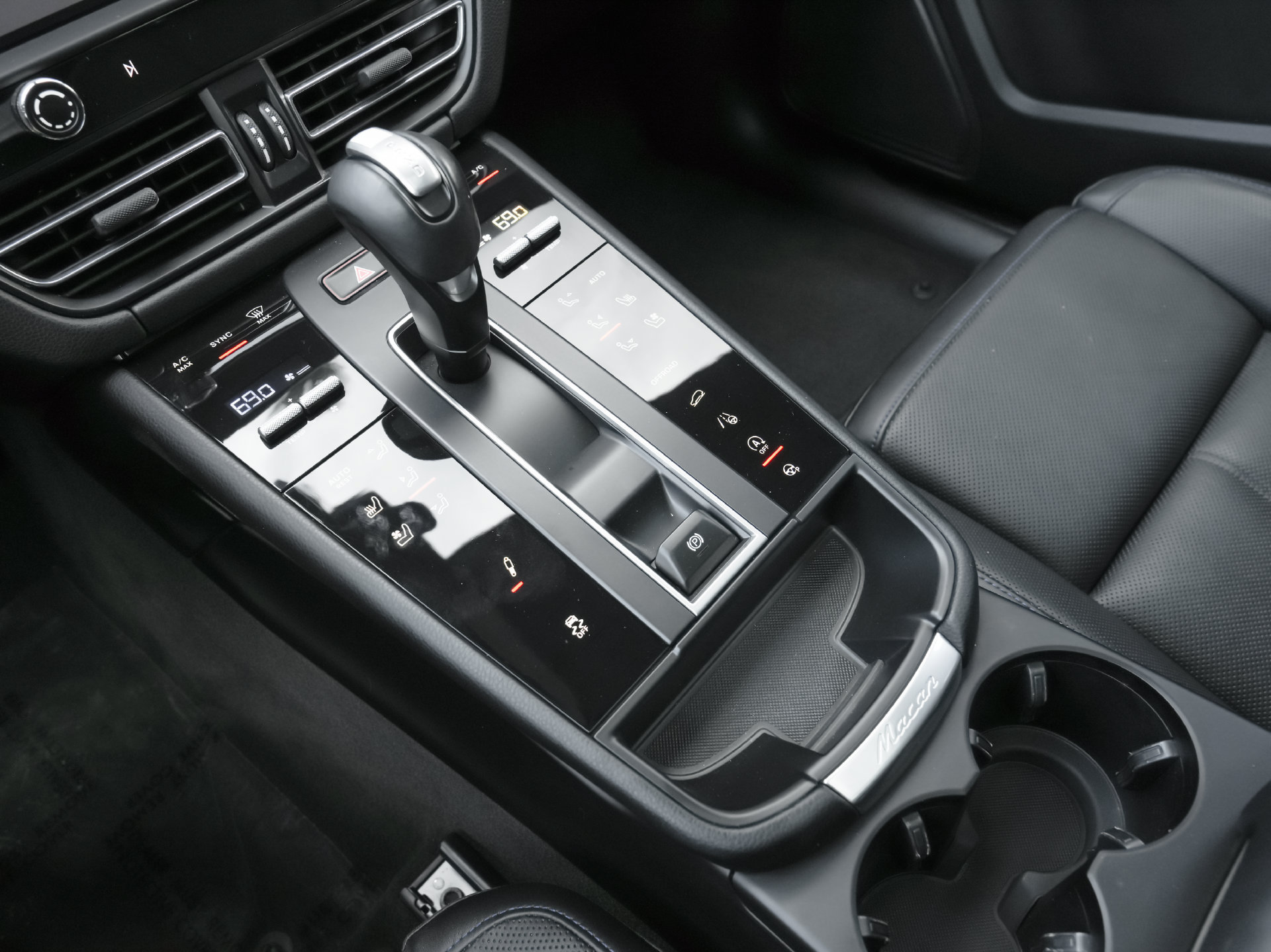 Used 2023 Porsche Macan Turbo AWD/4WD image 13