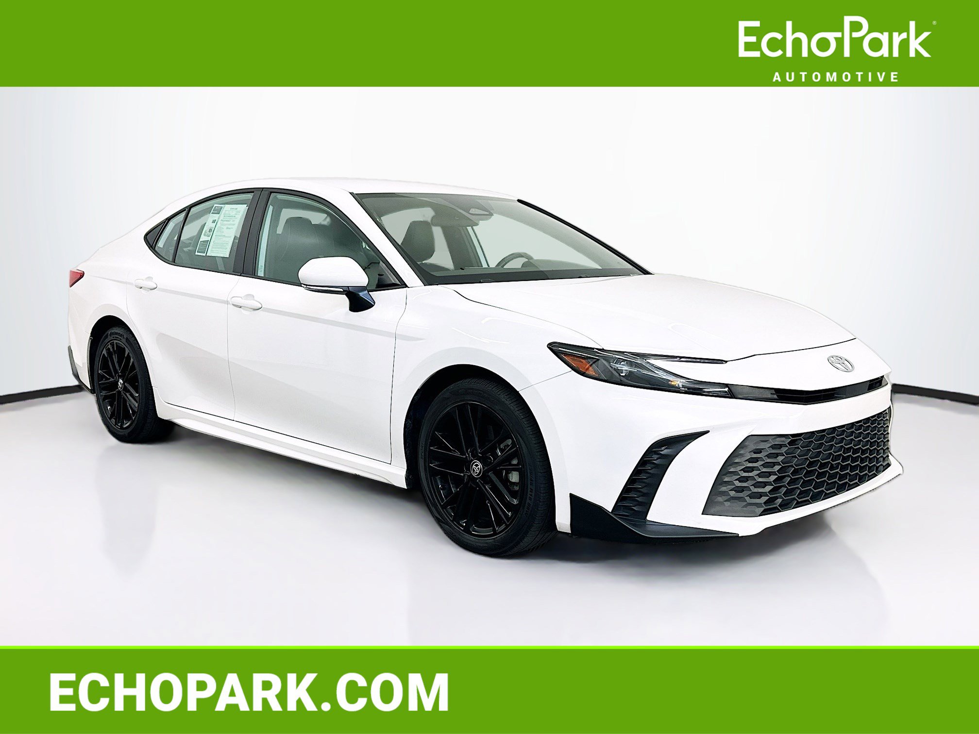 Used 2025 Toyota Camry SE image 1