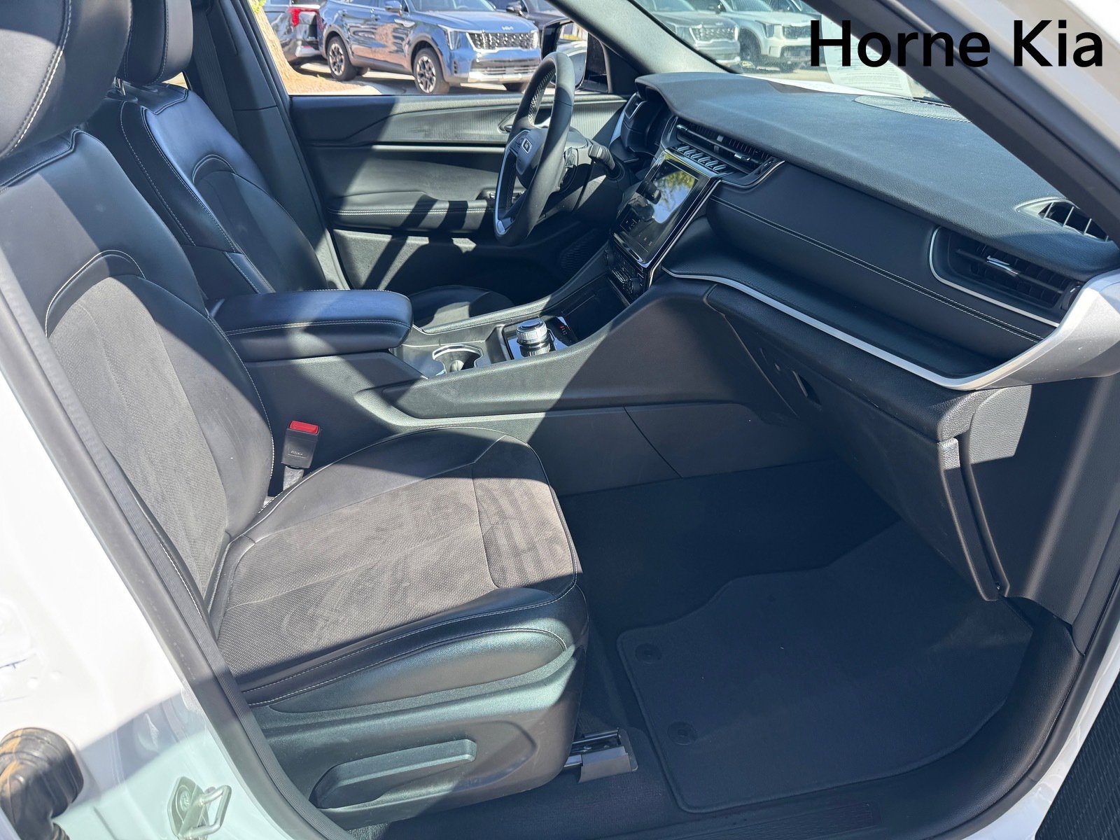 Used 2024 Jeep Grand Cherokee Altitude image 25