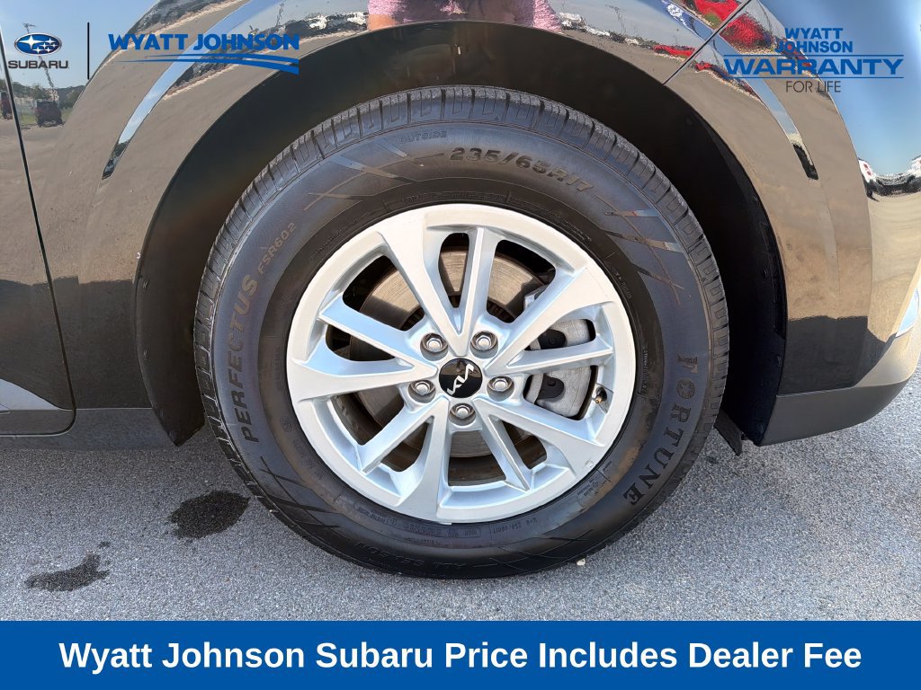 Used 2024 Kia Carnival LX FWD image 12