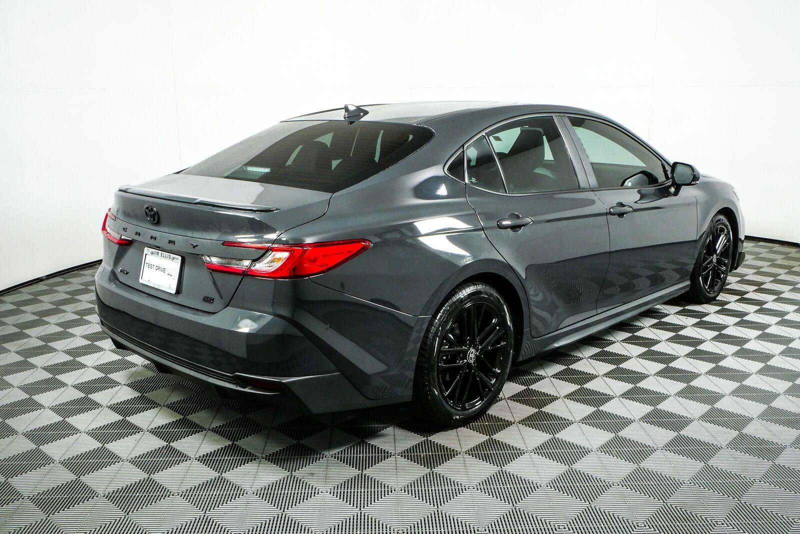 Used 2025 Toyota Camry SE w/ Convenience Package FWD image 3