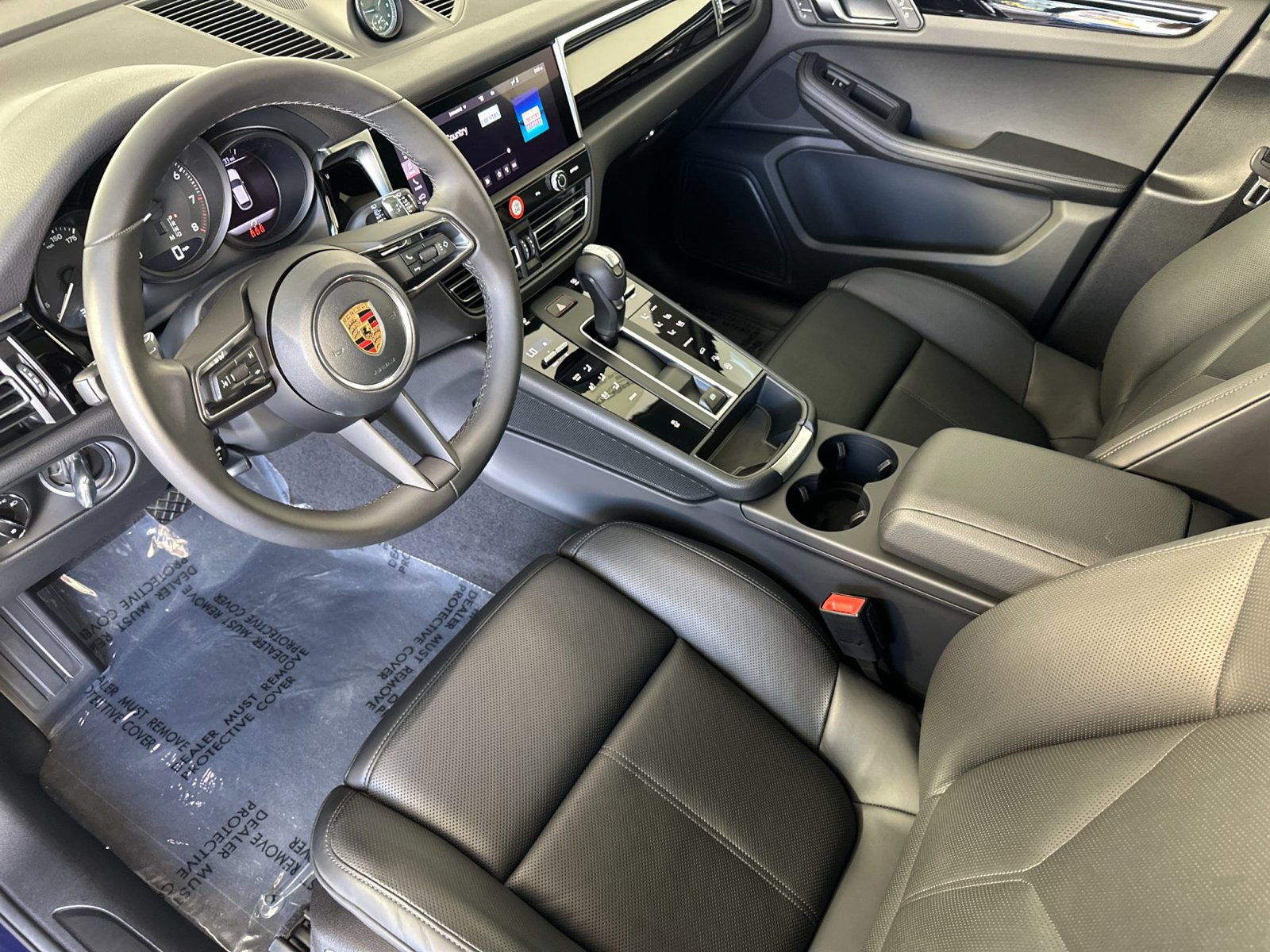 Certified 2026 Porsche Macan AWD/4WD image 4