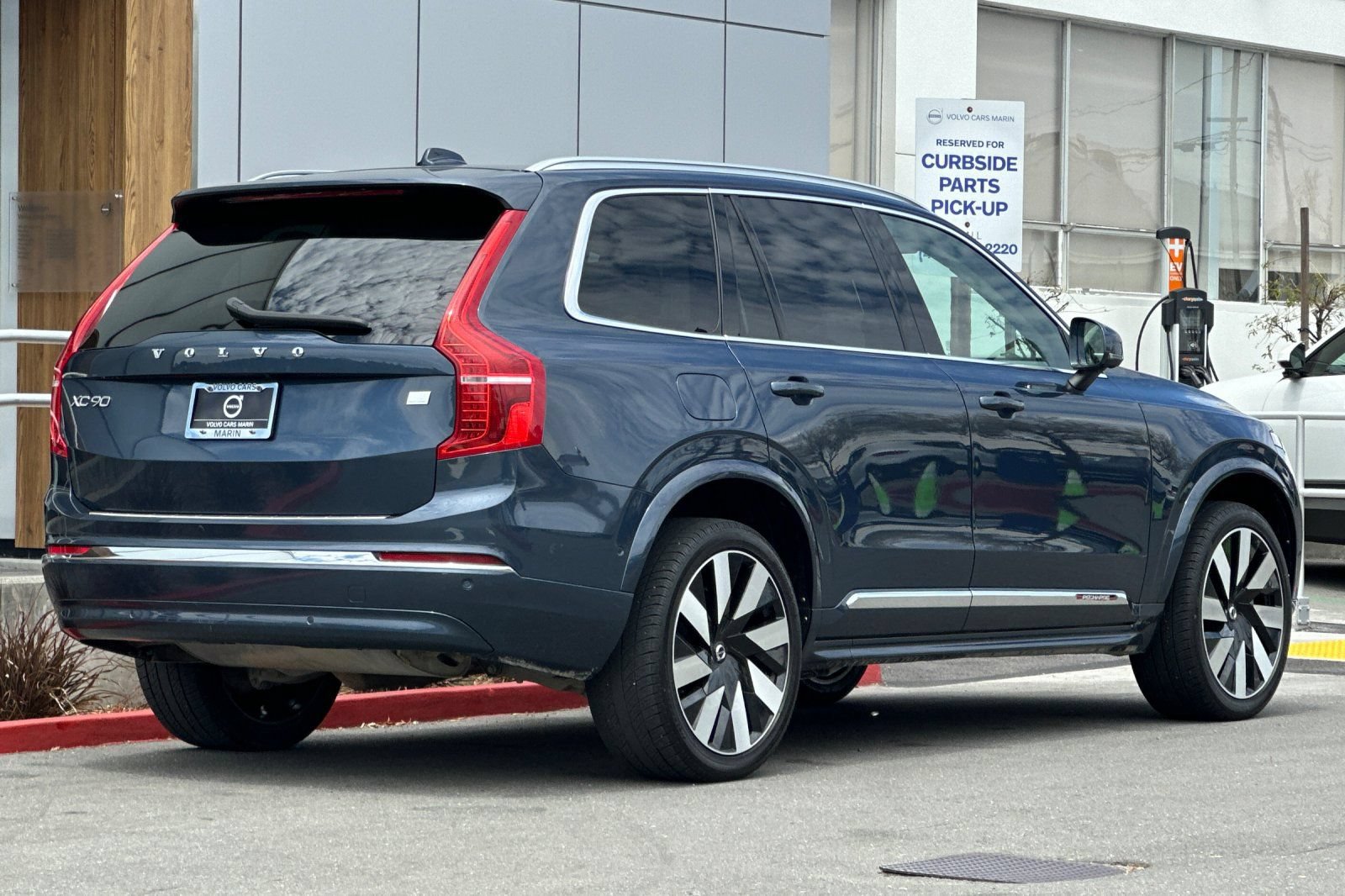 Used 2023 Volvo XC90 T8 Ultimate w/ Protection Package Premier AWD/4WD image 2