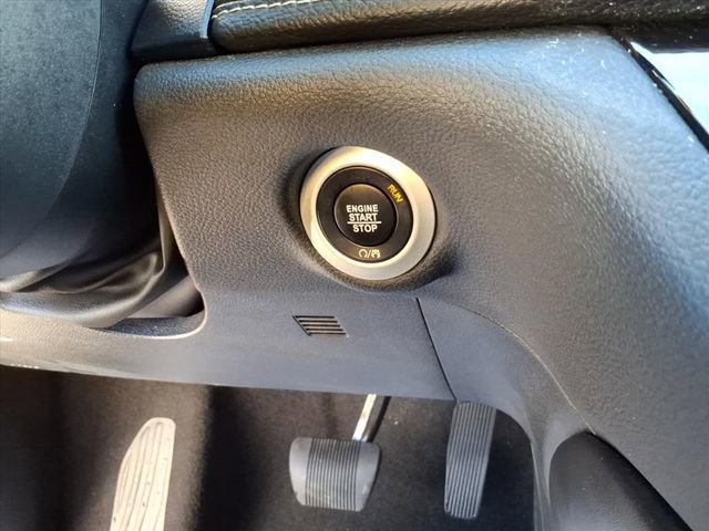 Used 2025 Chrysler Pacifica Limited image 11