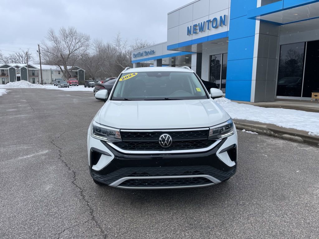 Used 2024 Volkswagen Taos SE image 2