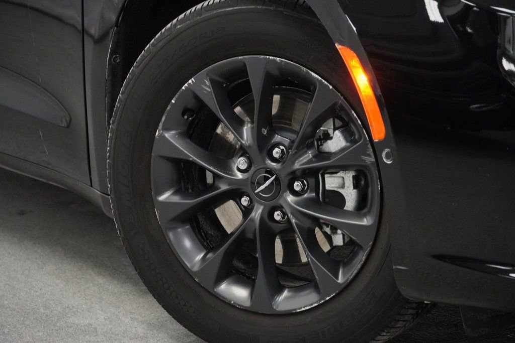 Certified 2024 Chrysler Pacifica Limited image 5