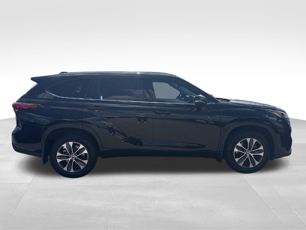 Used 2021 Toyota Highlander XLE AWD/4WD image 6