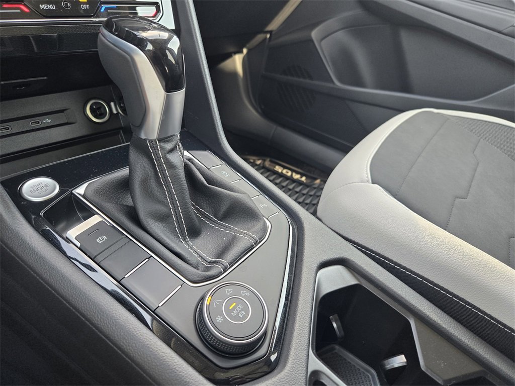 New 2025 Volkswagen Taos SE image 17