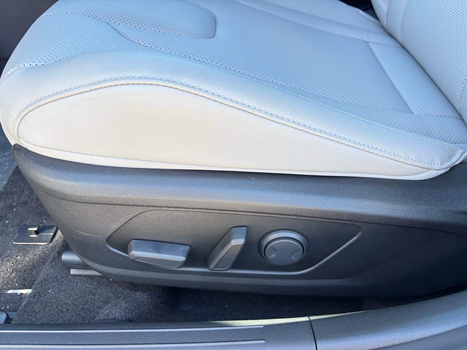 New 2025 Hyundai Elantra Limited image 12