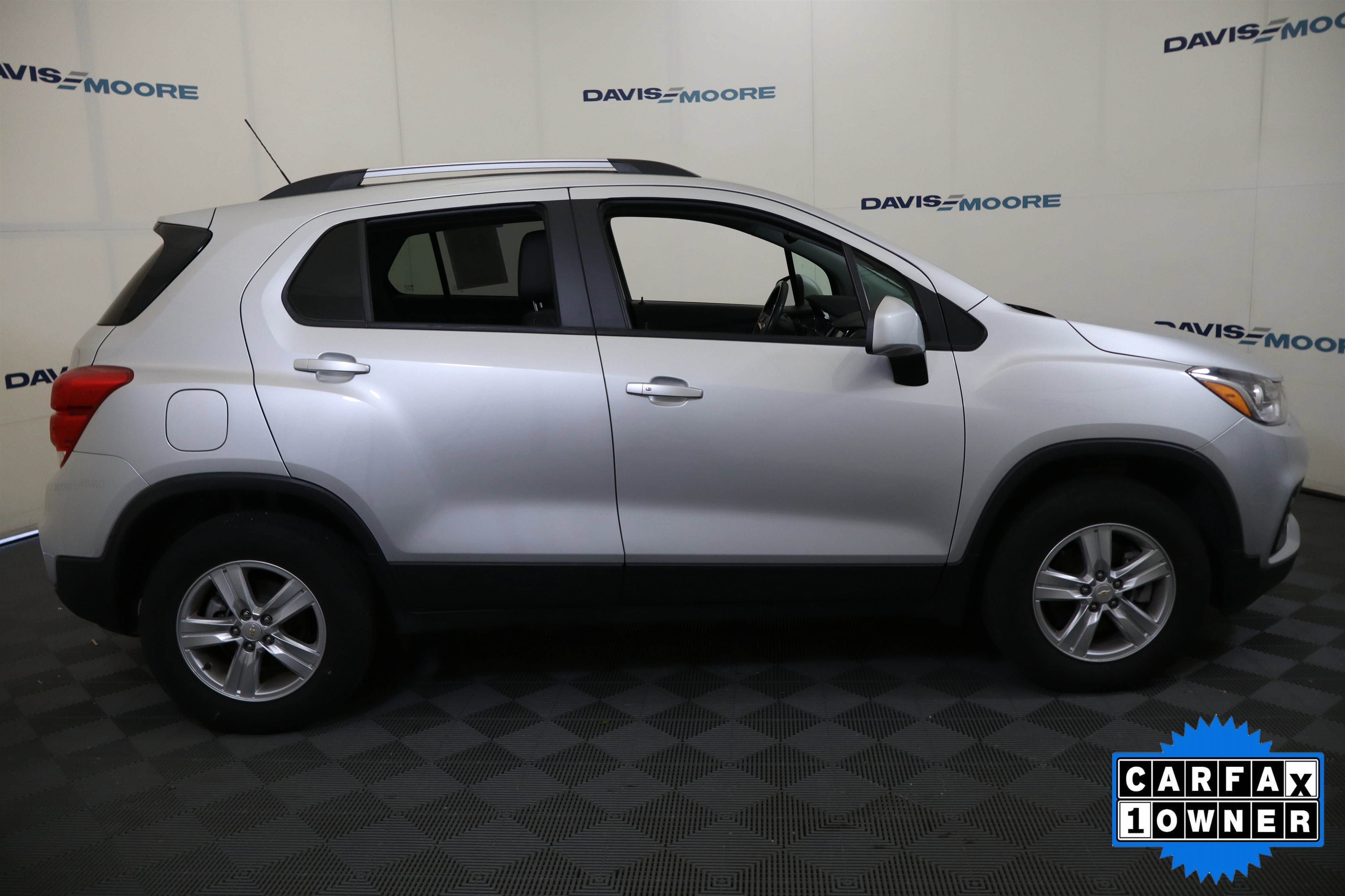 Used 2022 Chevrolet Trax LT w/ LT Convenience Package AWD/4WD image 5