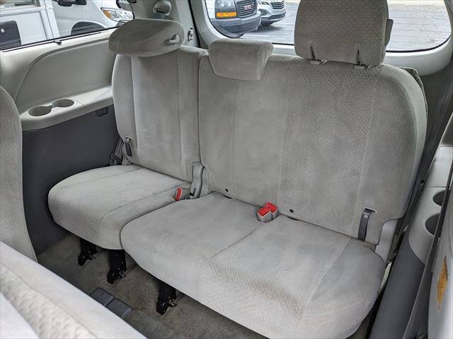 Used 2011 Toyota Sienna LE w/ Towing Pkg FWD image 12