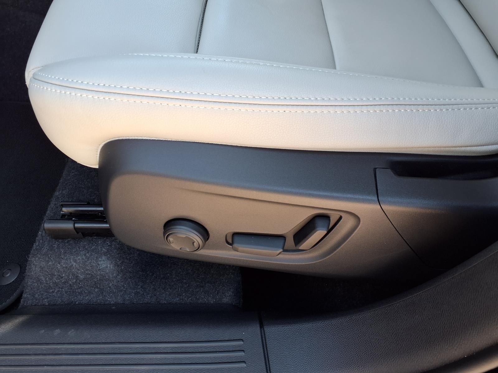 Certified 2025 Volvo XC40 B5 Ultra AWD/4WD image 23