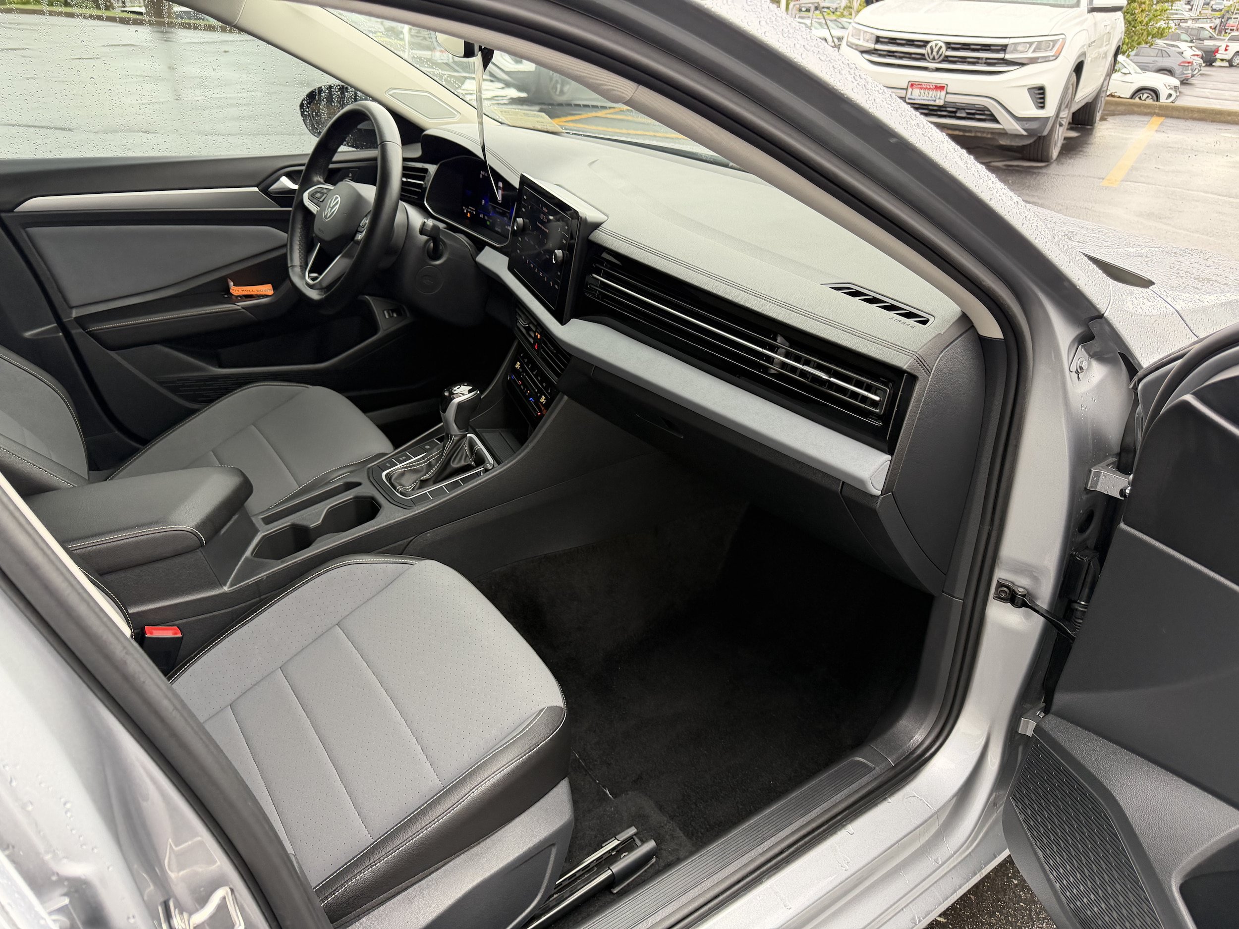 Used 2025 Volkswagen Jetta SE FWD image 33