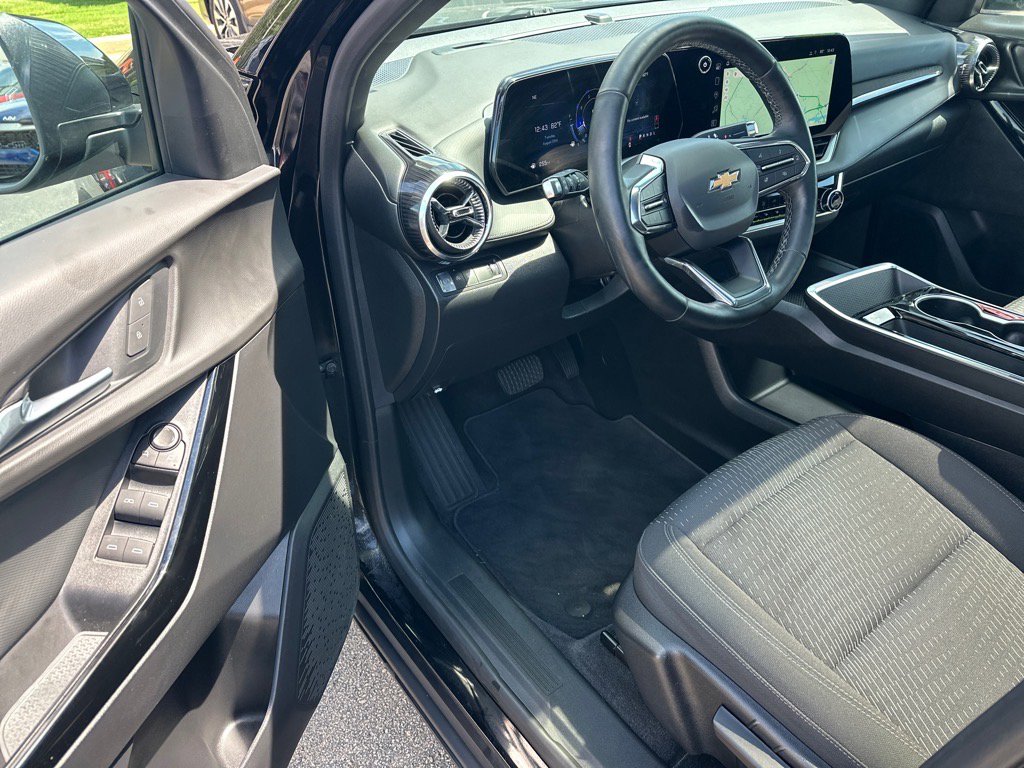 Used 2025 Chevrolet Equinox LT w/ Safety and Technology Package image 5