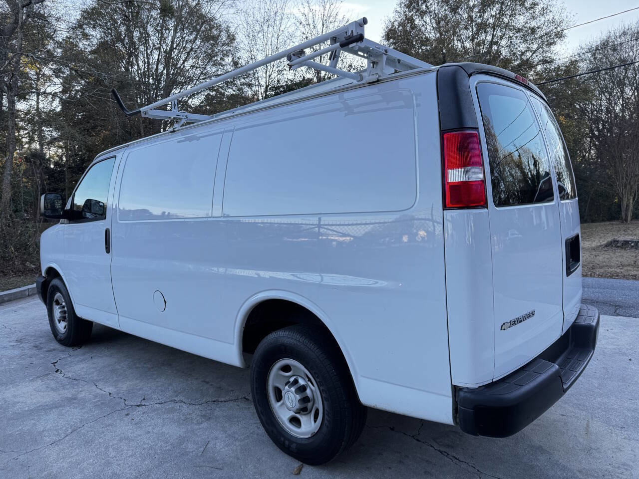 Used 2017 Chevrolet Express 2500 image 10